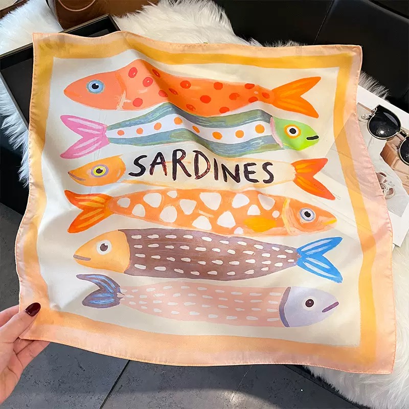 وشاح رأس حريري مربع بنقشة سمك  - مراجعة Silk Neck Scarf وسعره